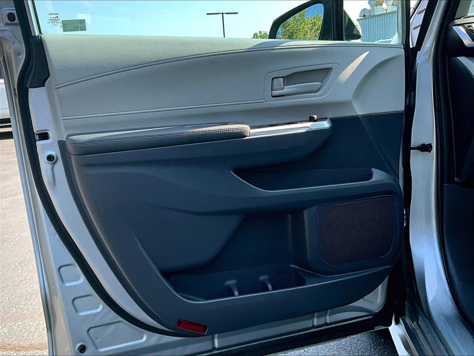 2023 Toyota Sienna LE photo 9