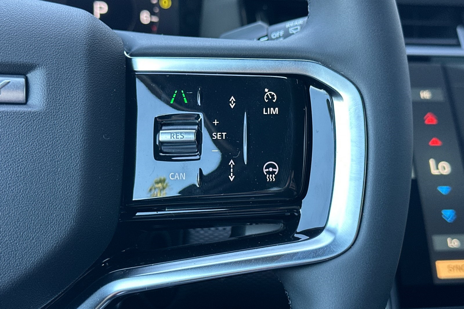 2025 Land Rover Discovery Sport SE photo 24