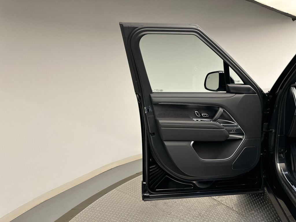 2025 Land Rover Range Rover SE photo 8
