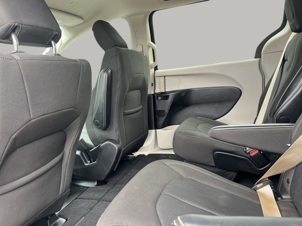 2022 Chrysler Voyager LX photo 16
