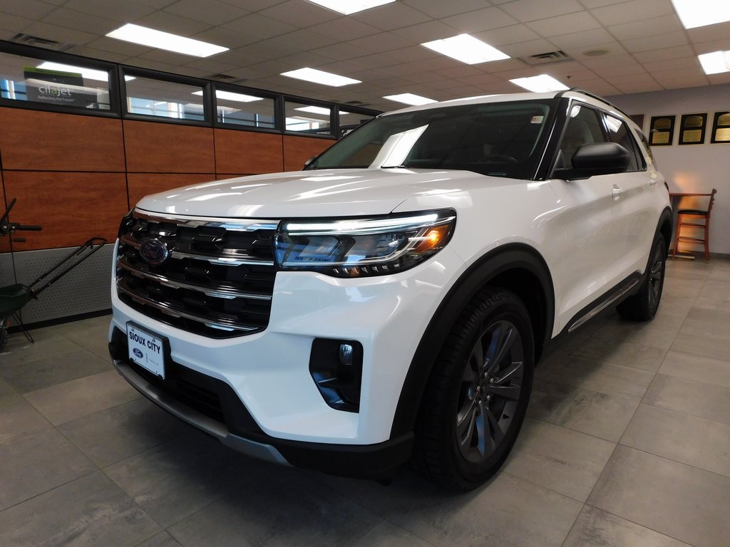 2025 Ford Explorer photo 2