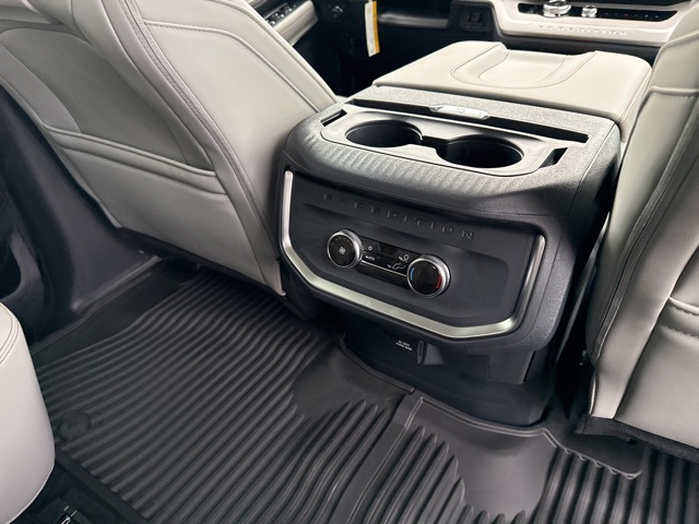 2025 Ford Expedition photo 30
