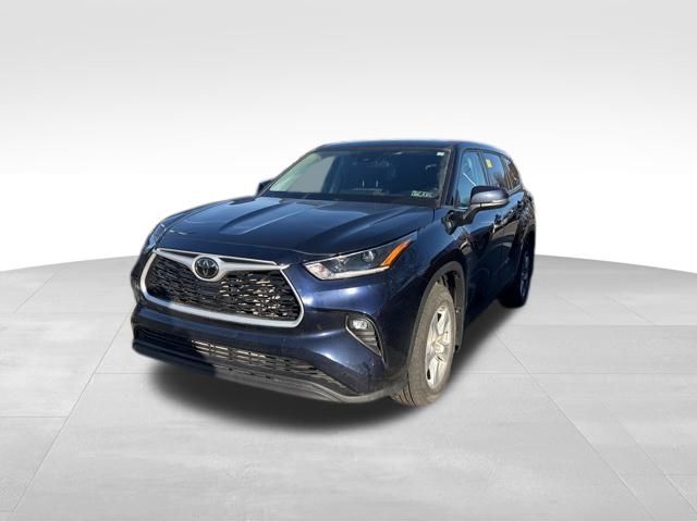 2021 Toyota Highlander LE's photo