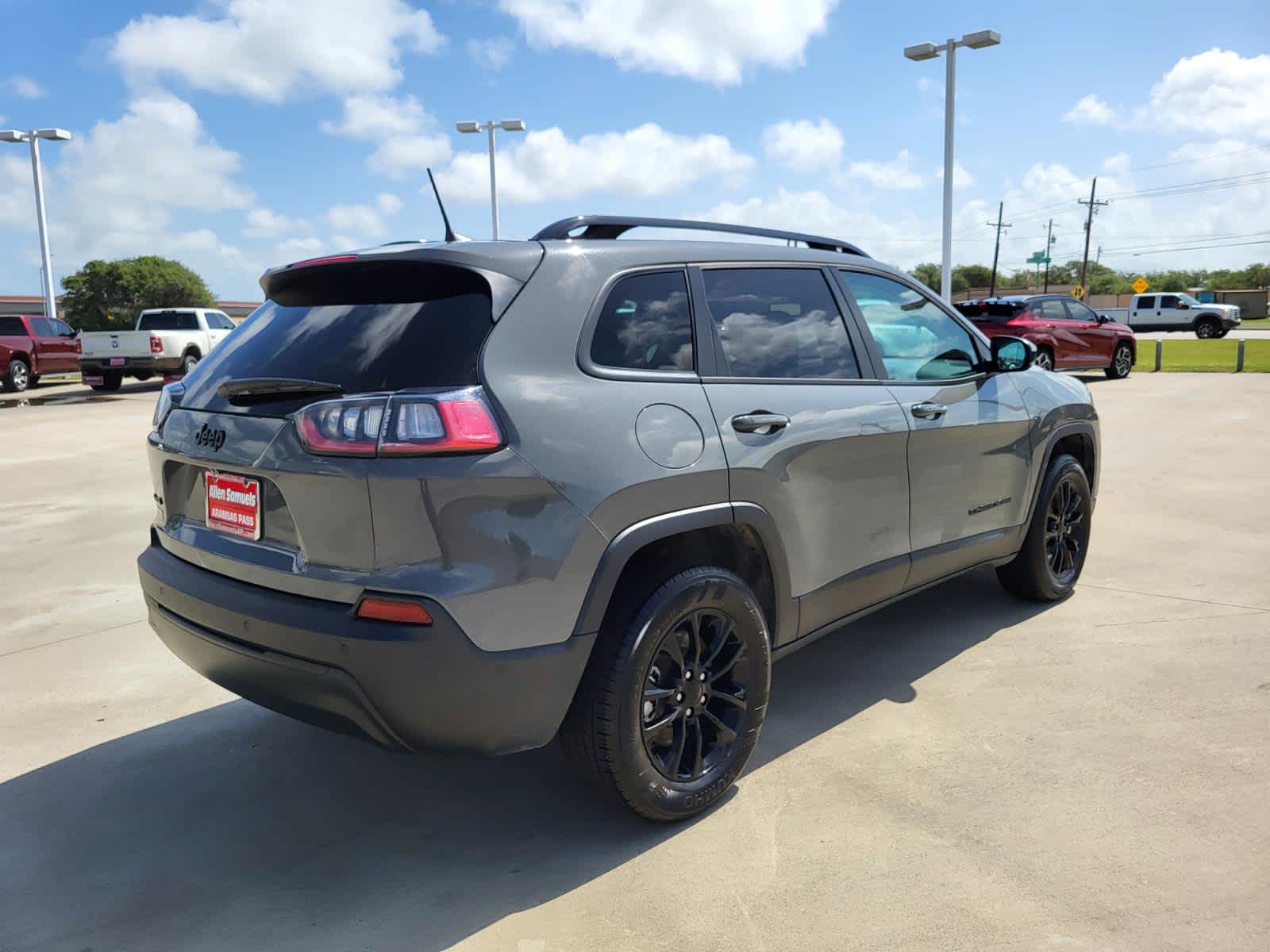 2023 Jeep Cherokee Altitude Lux photo 2