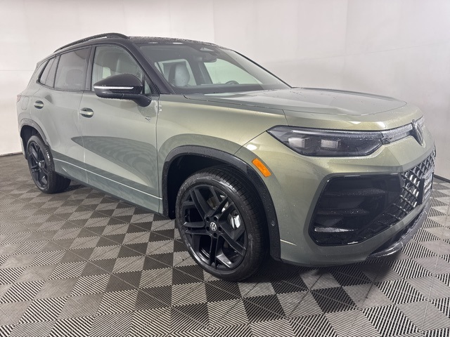 2026 Volkswagen Tiguan SE R-LINE BLACK's photo