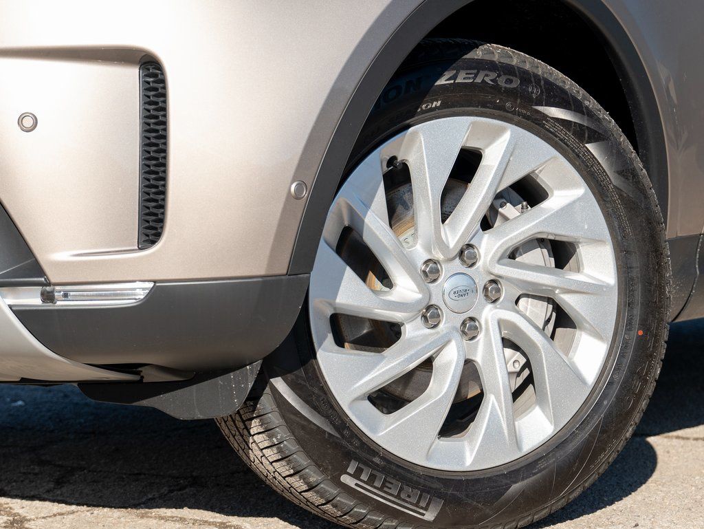 2025 Land Rover Discovery S photo 7