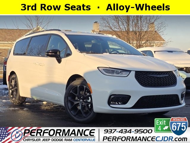 2026 Chrysler Pacifica Select's photo