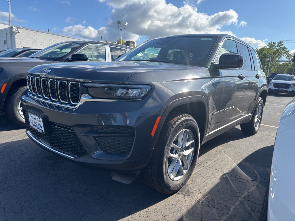 2025 Jeep Grand Cherokee Laredo X photo 2