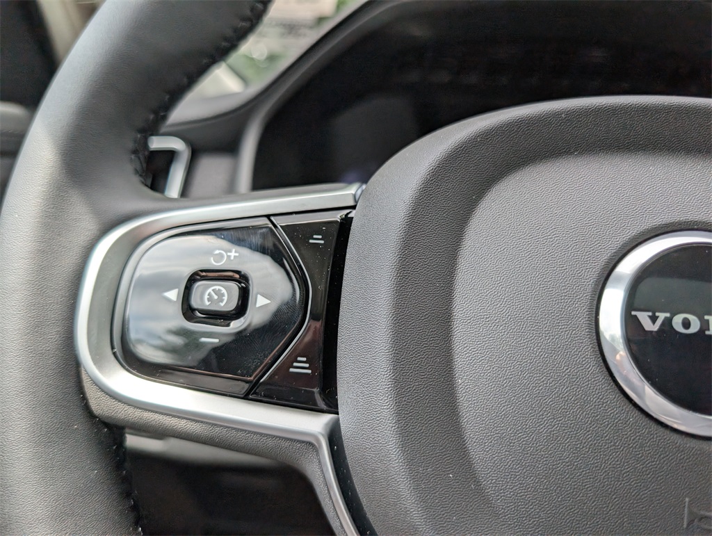2025 Volvo XC90 T8 photo 17
