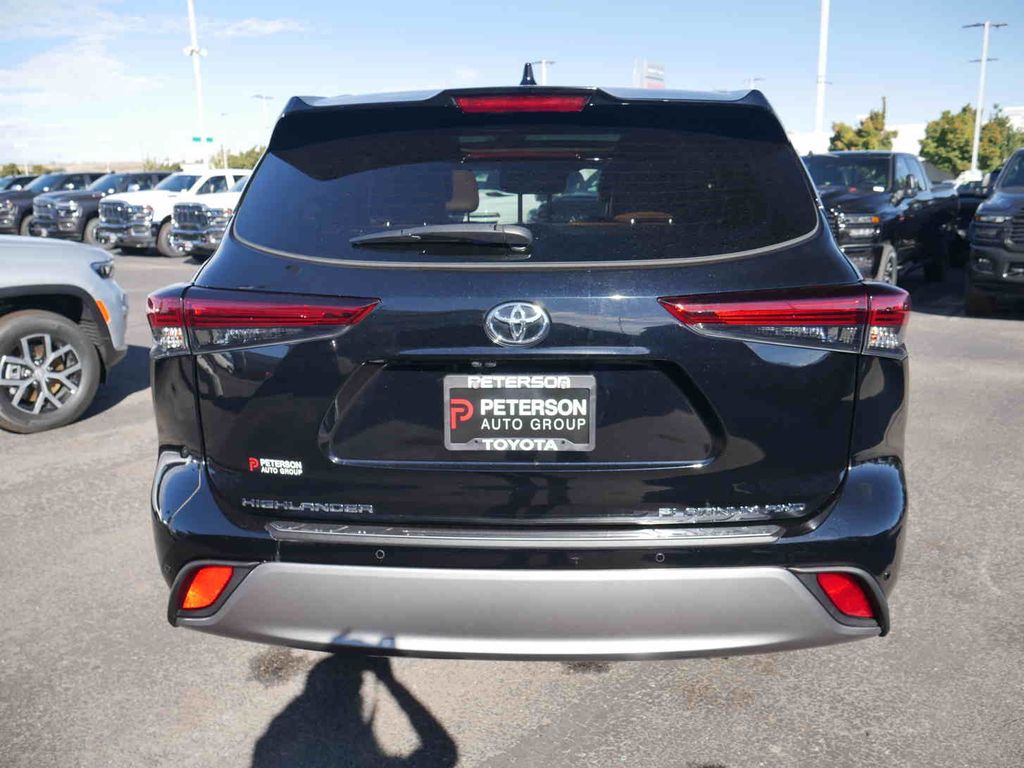 2023 Toyota Highlander LE photo 18