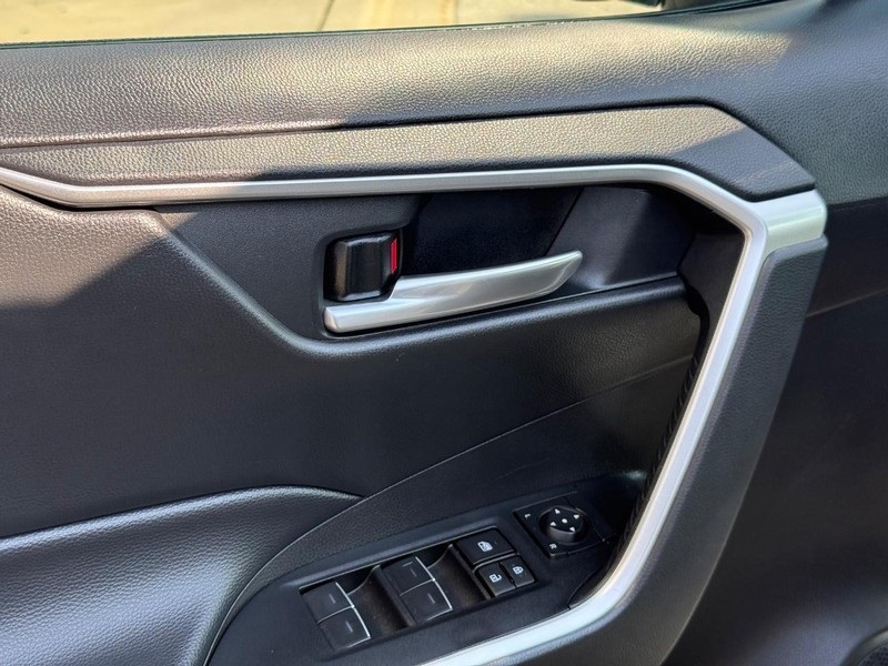 2023 Toyota RAV4 XLE photo 16