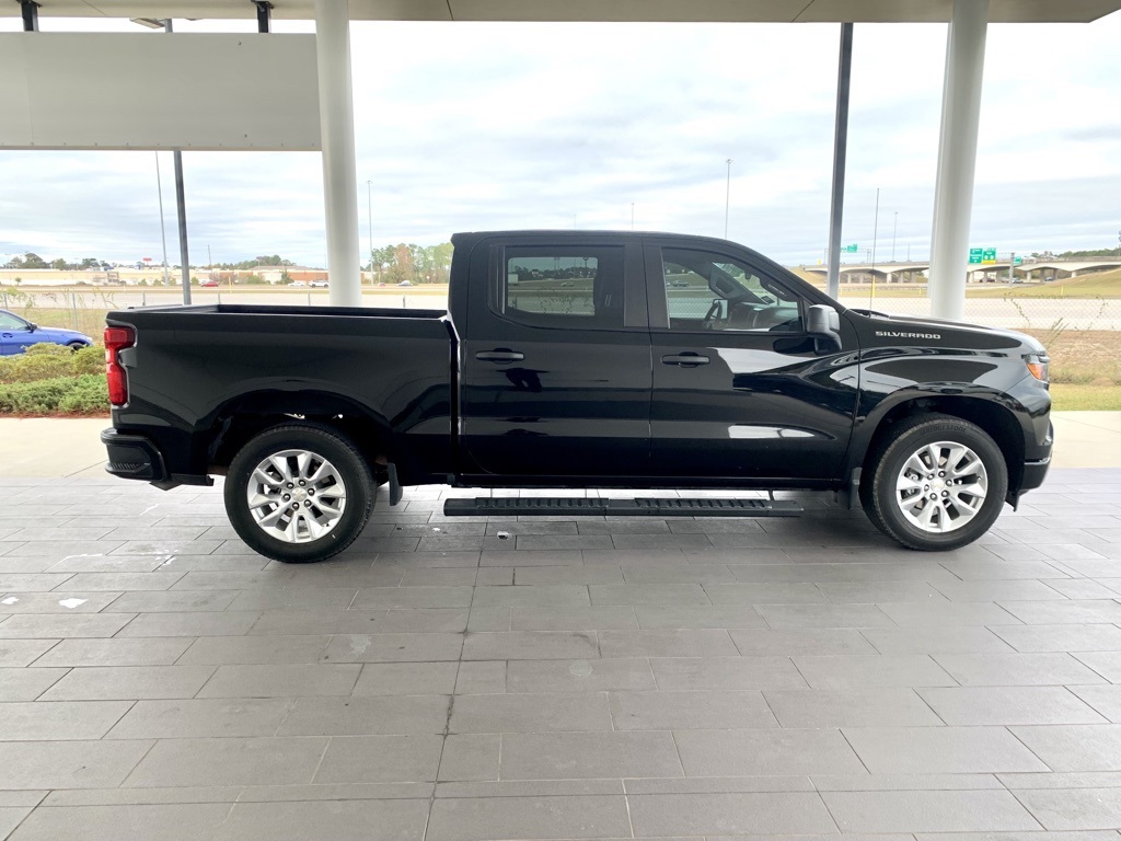 2023 Chevrolet Silverado 1500 Custom photo 3