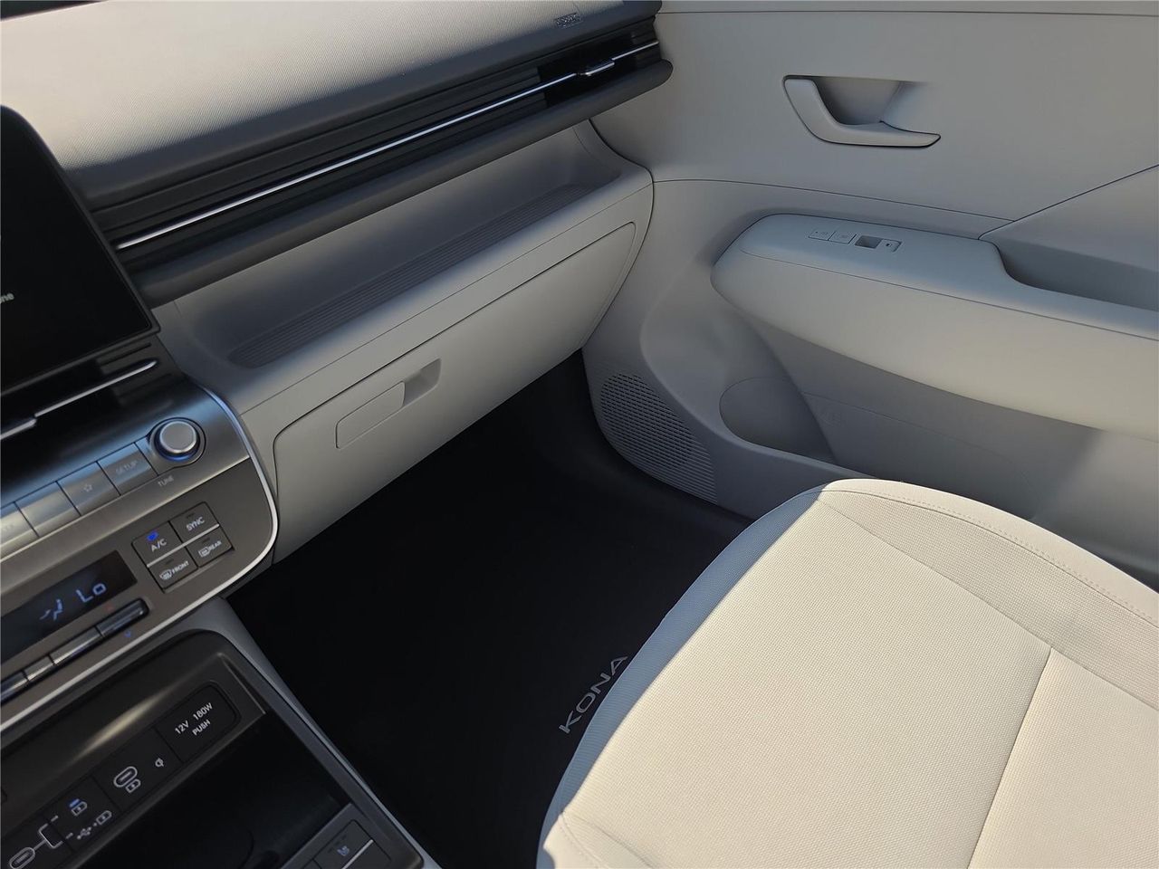 2025 Hyundai Kona SEL photo 18
