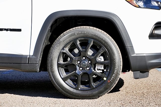 New 2026 Bright White Clear-Coat Exterior Paint Jeep Latitude image 8