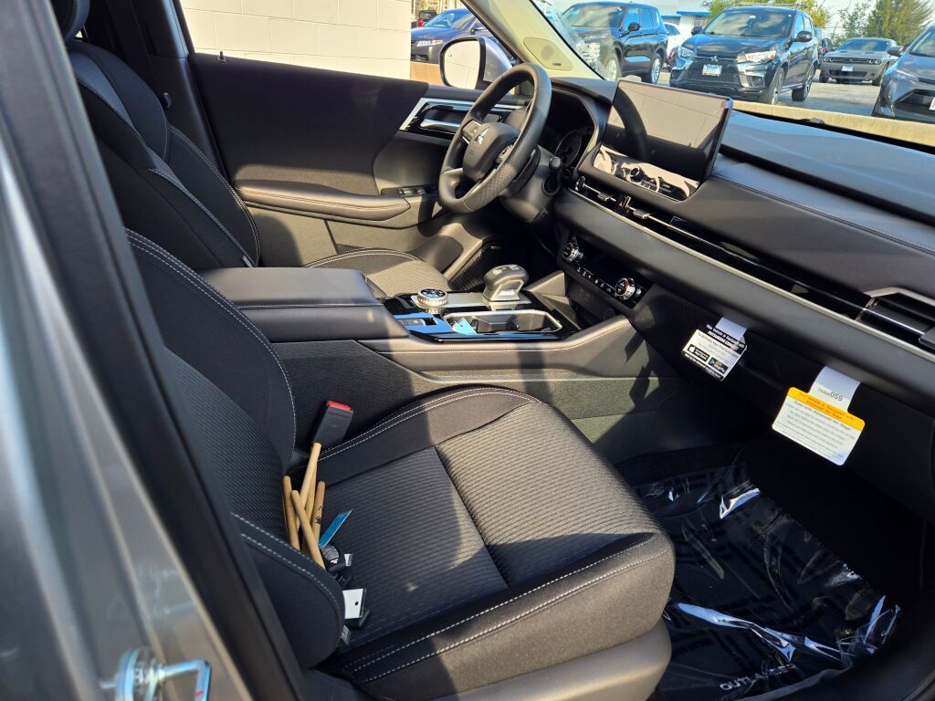 2025 Mitsubishi Outlander ES 2.5 S-AWC photo 4