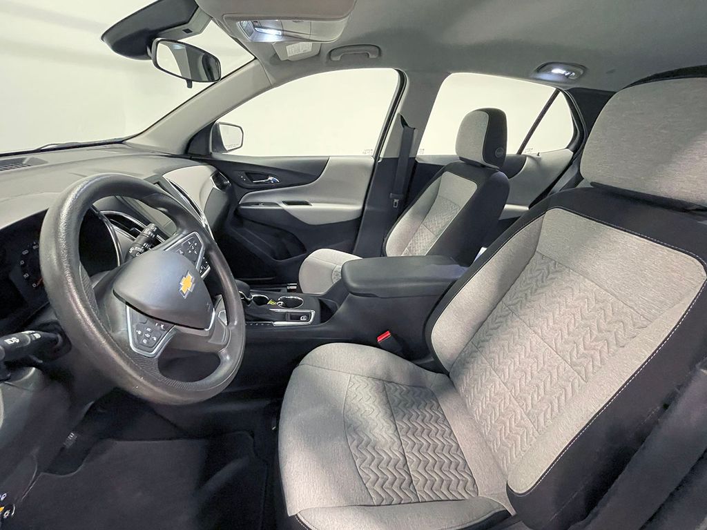 2023 Chevrolet Equinox LS photo 2