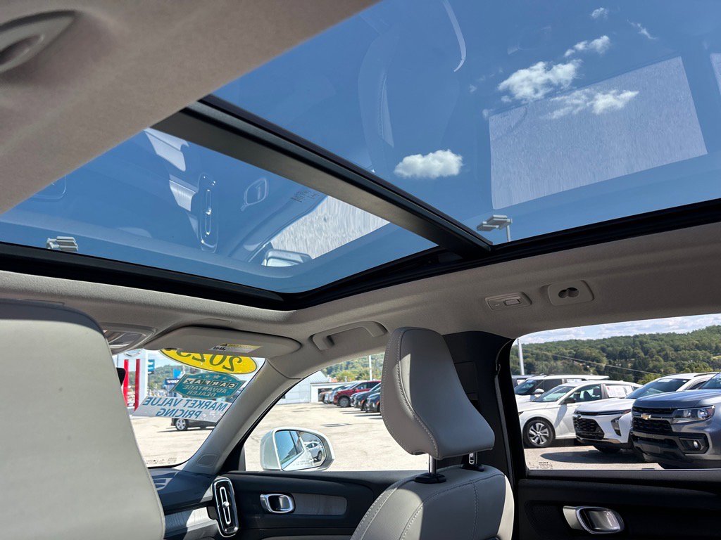 2023 Volvo XC40 Plus photo 13