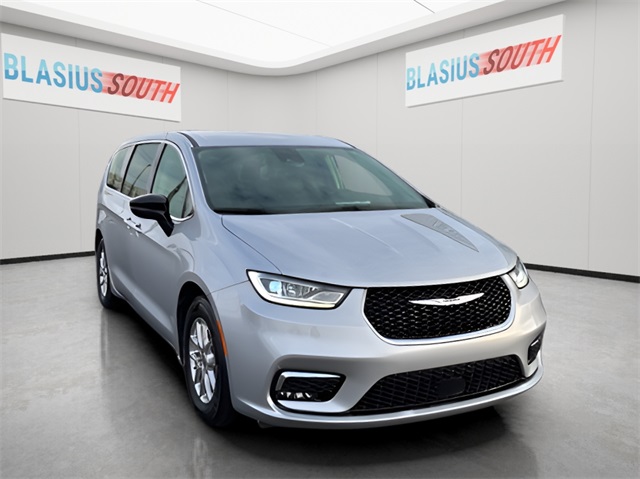 2024 Chrysler Pacifica Touring L's photo