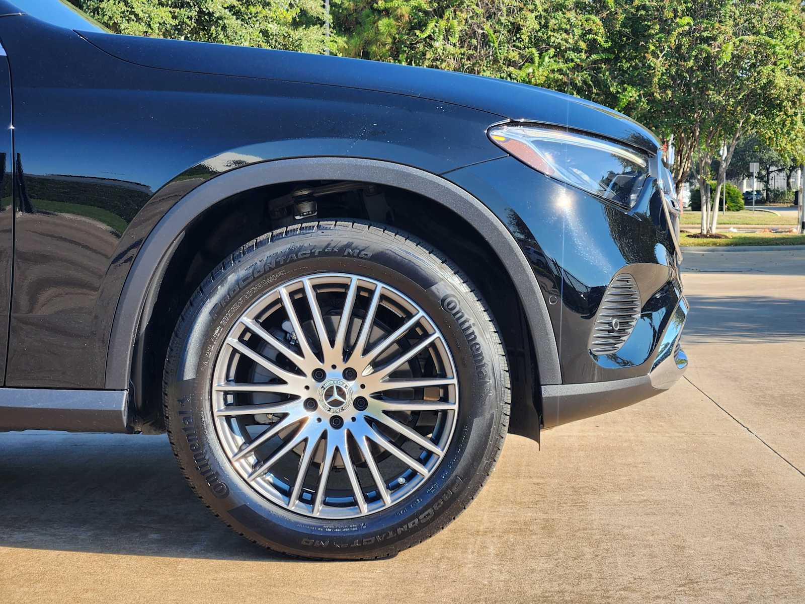 2025 Mercedes Benz GLC 300 photo 4
