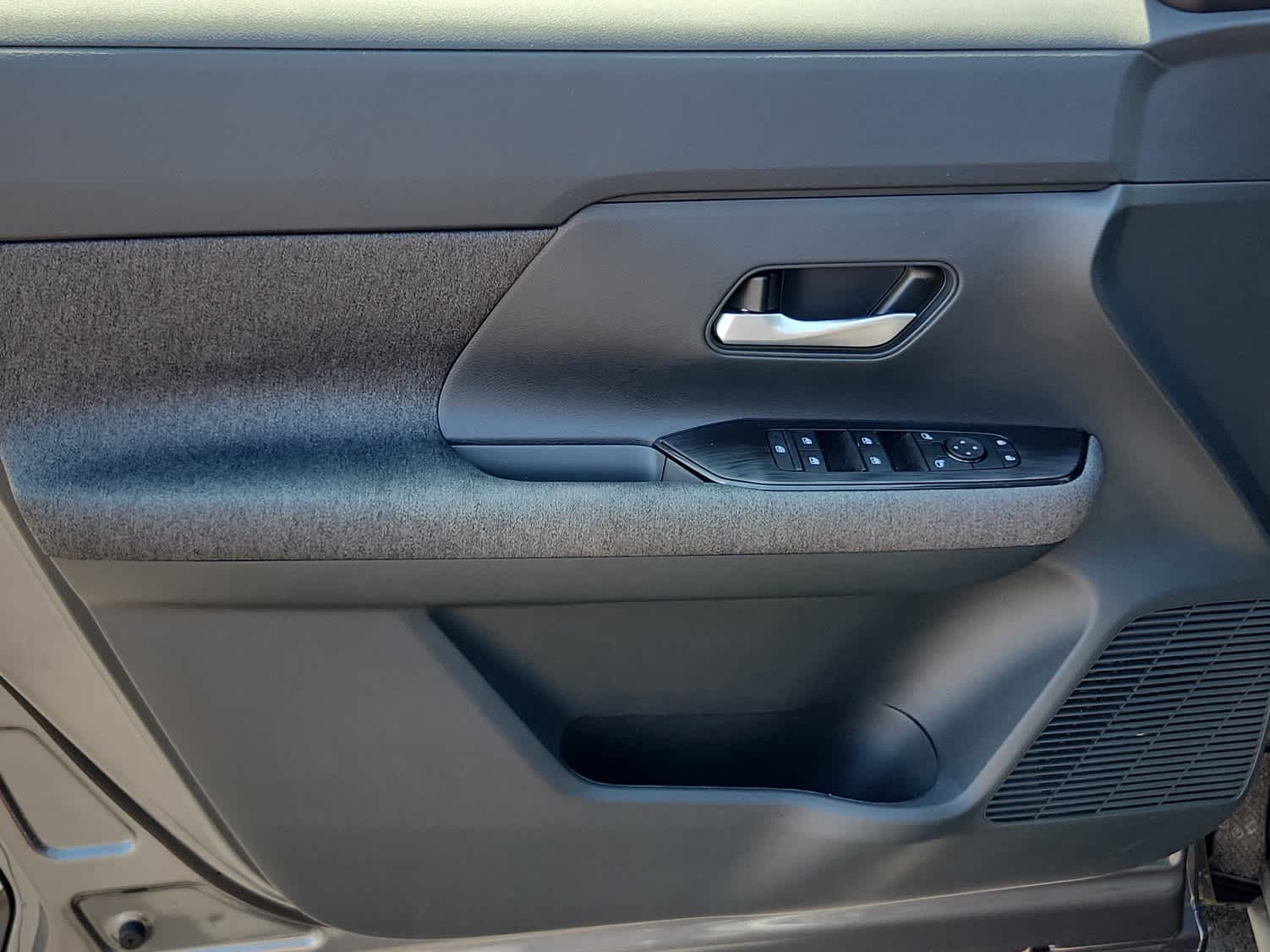 2025 Nissan Kicks SV photo 8