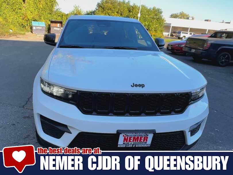 2025 Jeep Grand Cherokee Altitude photo 3