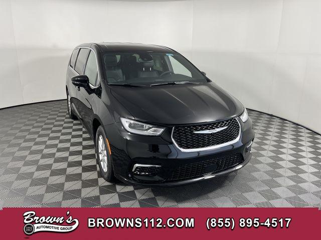 2026 Chrysler Pacifica Select's photo