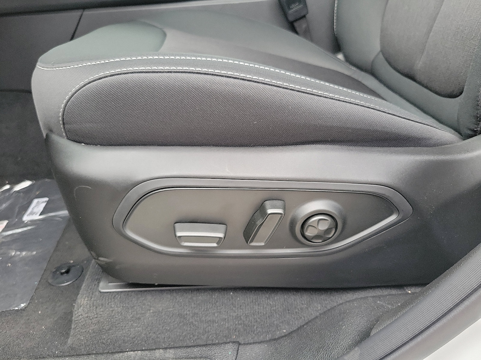 2025 Jeep Grand Cherokee Laredo photo 10