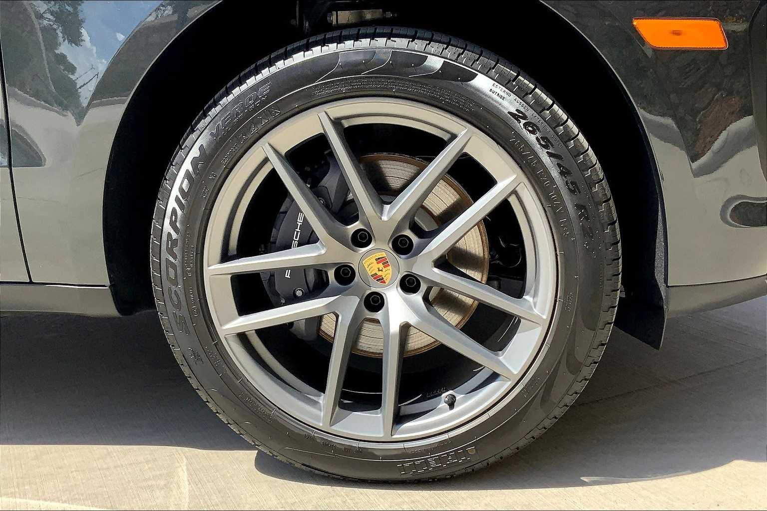 2025 Porsche Macan S photo 11
