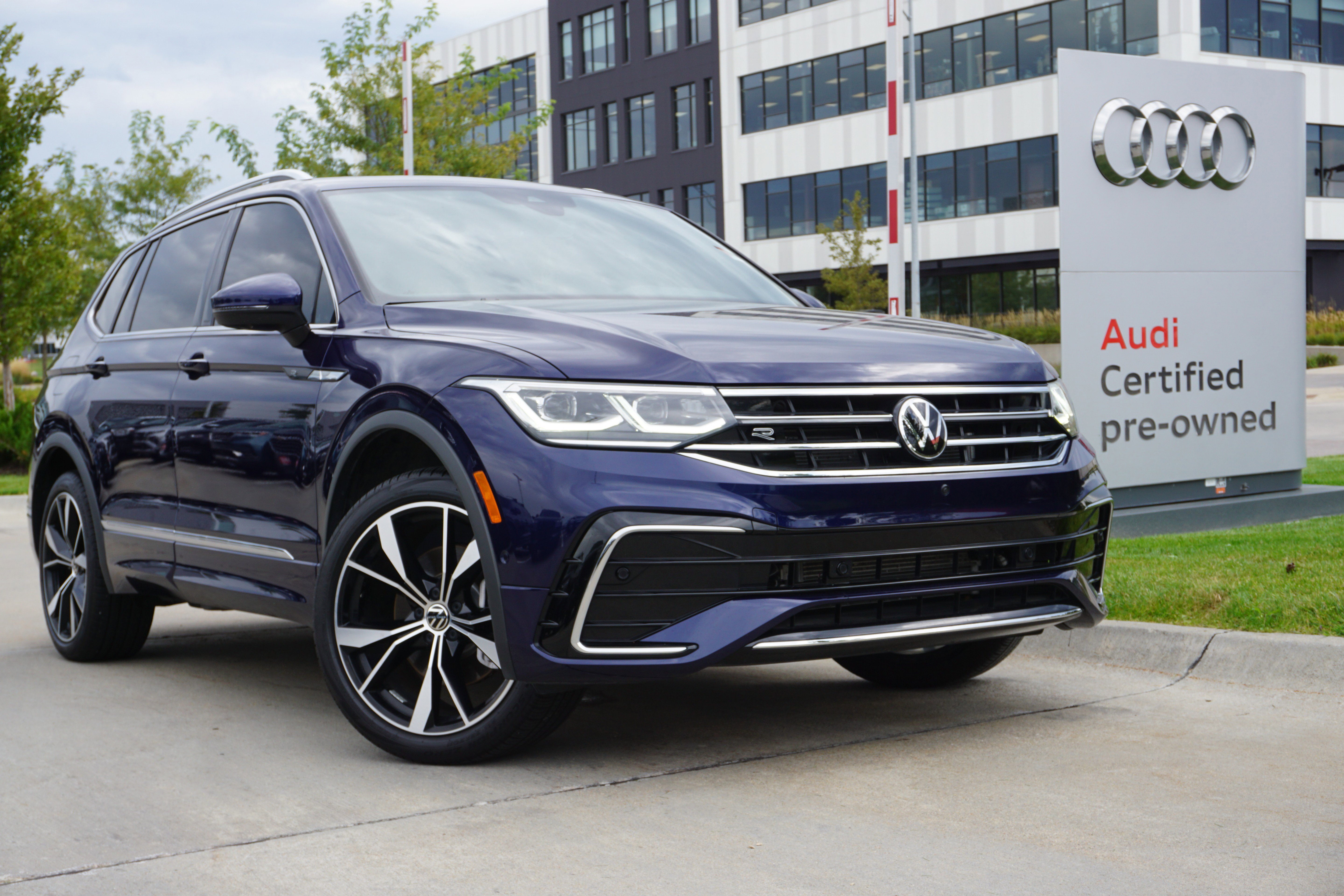 2022 Volkswagen Tiguan SEL R-LINE's photo