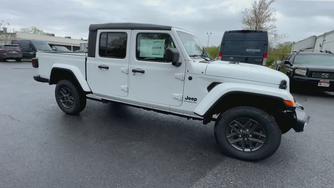 2025 Jeep Gladiator Sport S photo 2