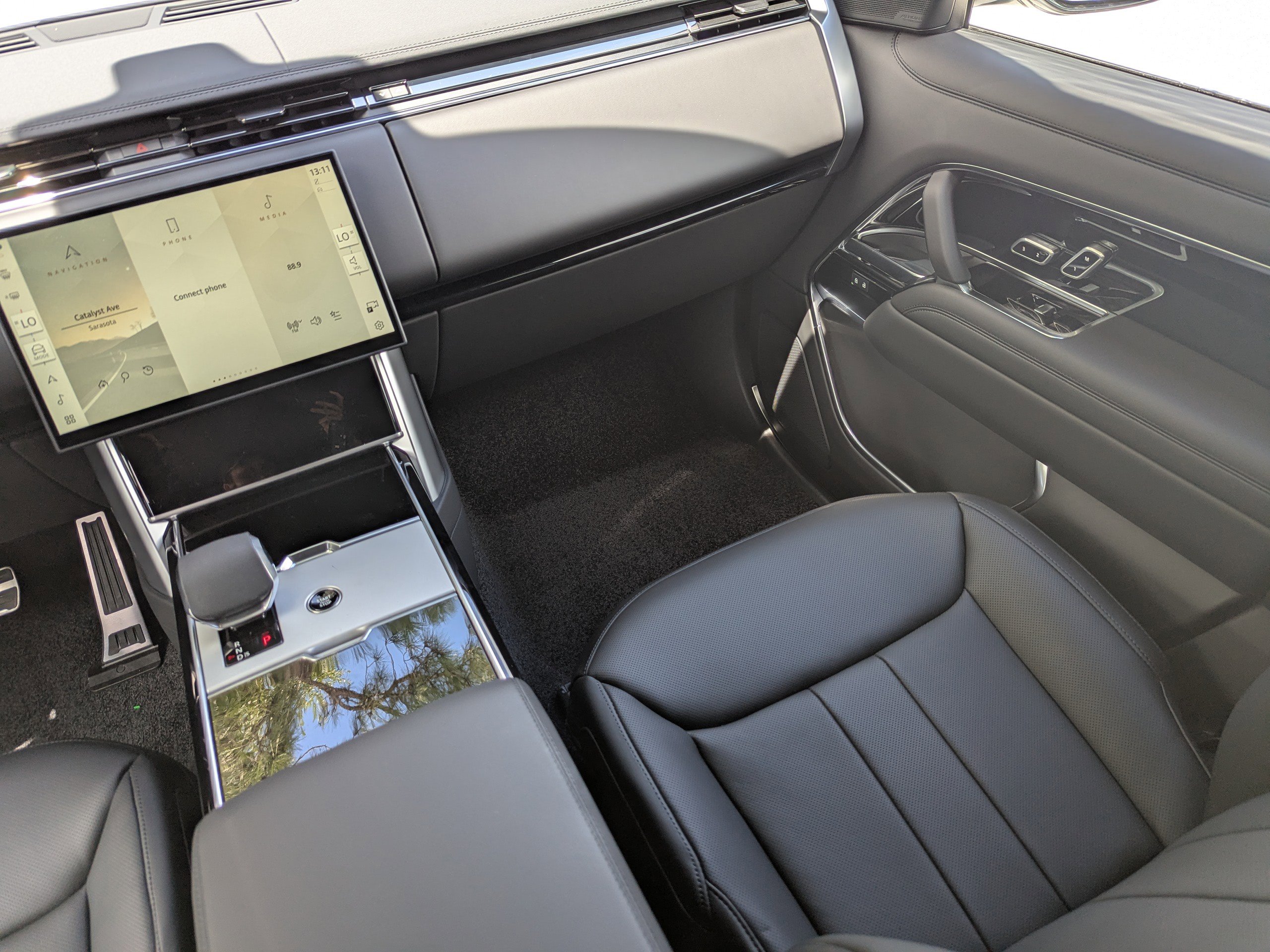 2025 Land Rover Range Rover SE photo 16