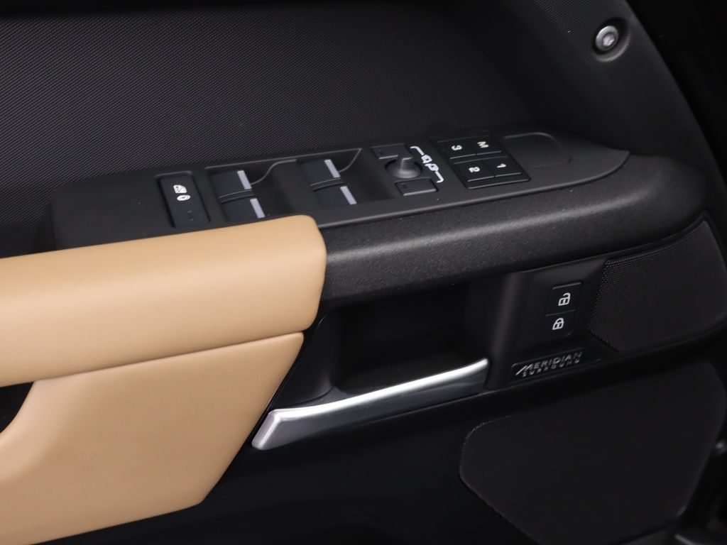 2025 Land Rover Defender 130 X photo 18