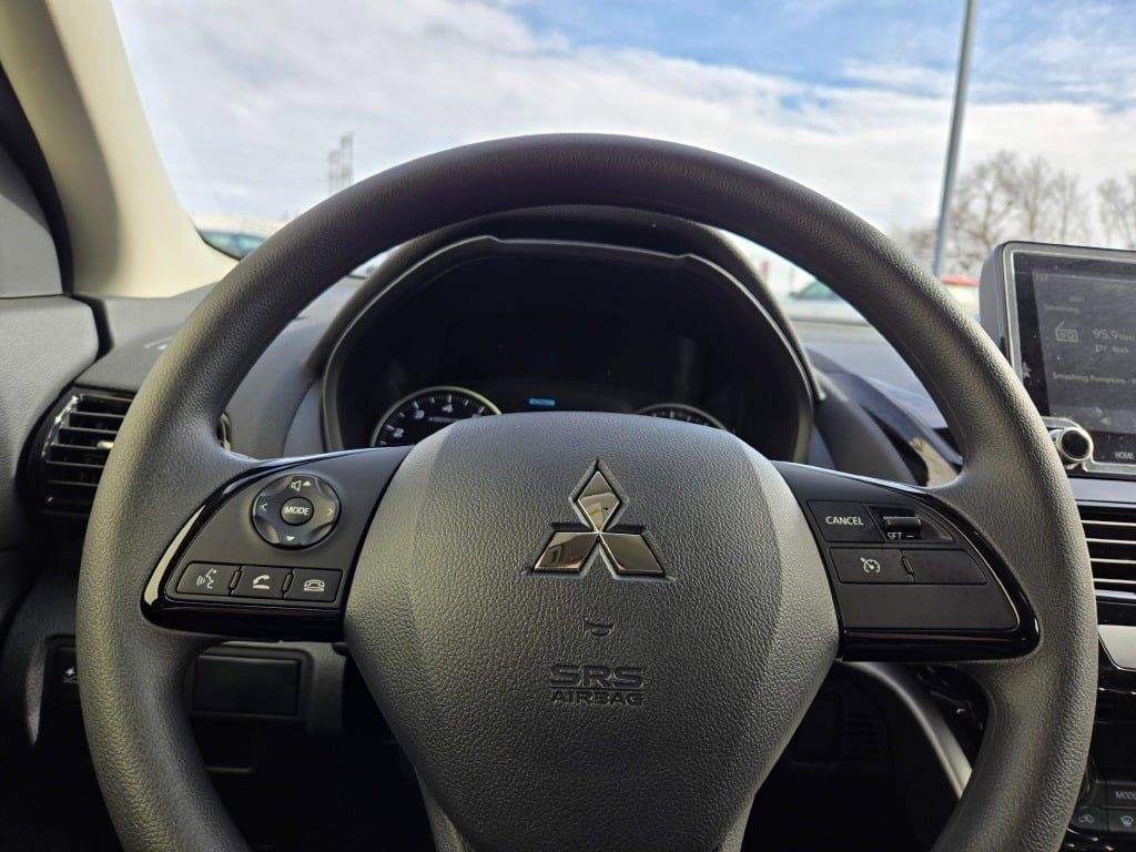 2025 Mitsubishi Eclipse Cross LE photo 22