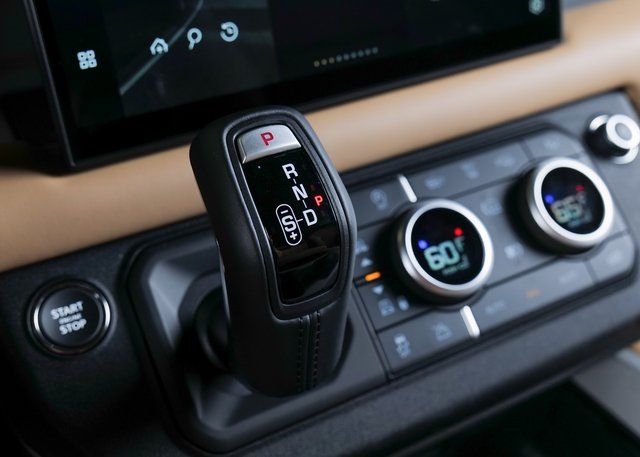 2025 Land Rover Defender 110 V8 photo 19