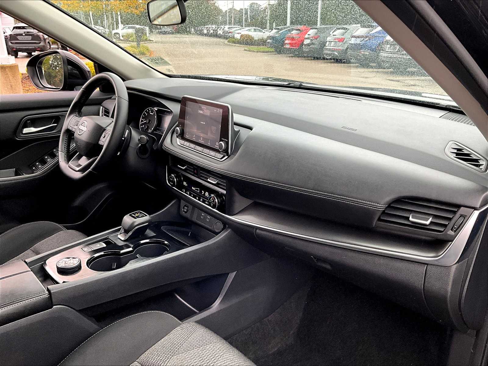 2025 Nissan Rogue SV photo 14