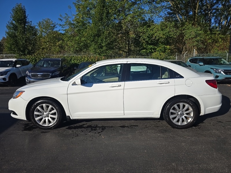 2013 Chrysler 200 Touring photo 4