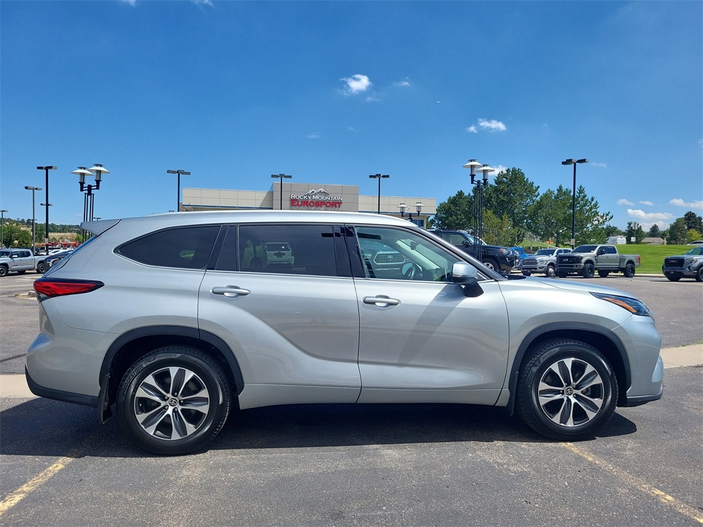 2022 Toyota Highlander Hybrid XLE photo 3