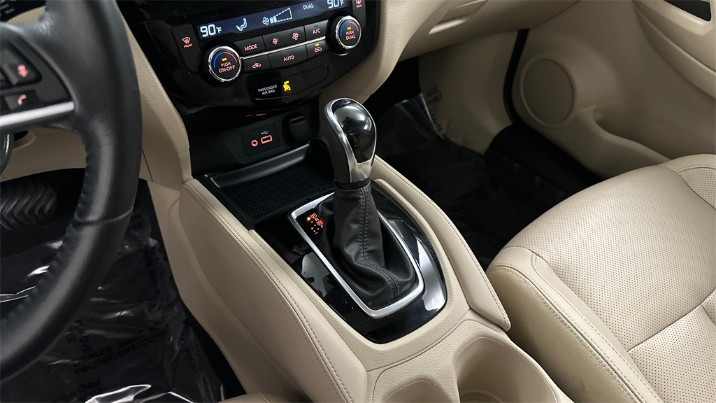 Used 2018 Red Nissan SL image 1