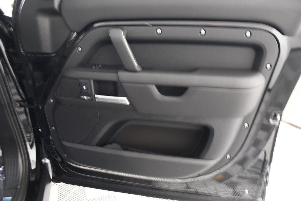 2025 Land Rover Defender 110 X-Dynamic SE photo 18