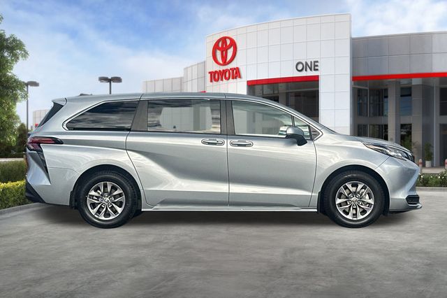 2022 Toyota Sienna LE photo 3