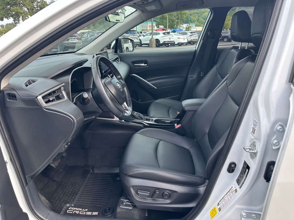 2022 Toyota Corolla Cross XLE photo 13
