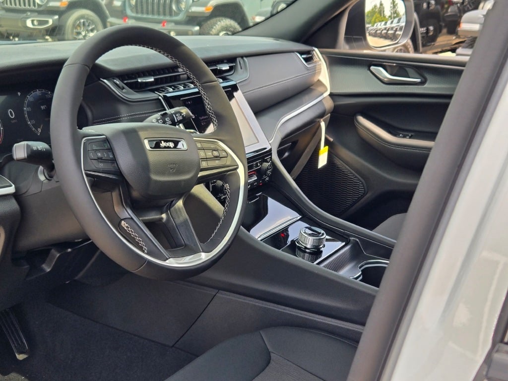 2025 Jeep Grand Cherokee Laredo photo 22