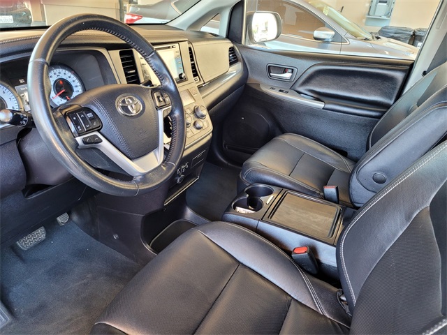 2020 Toyota Sienna SE photo 11