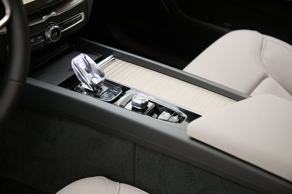 2026 VOLVO XC60 - Image 17