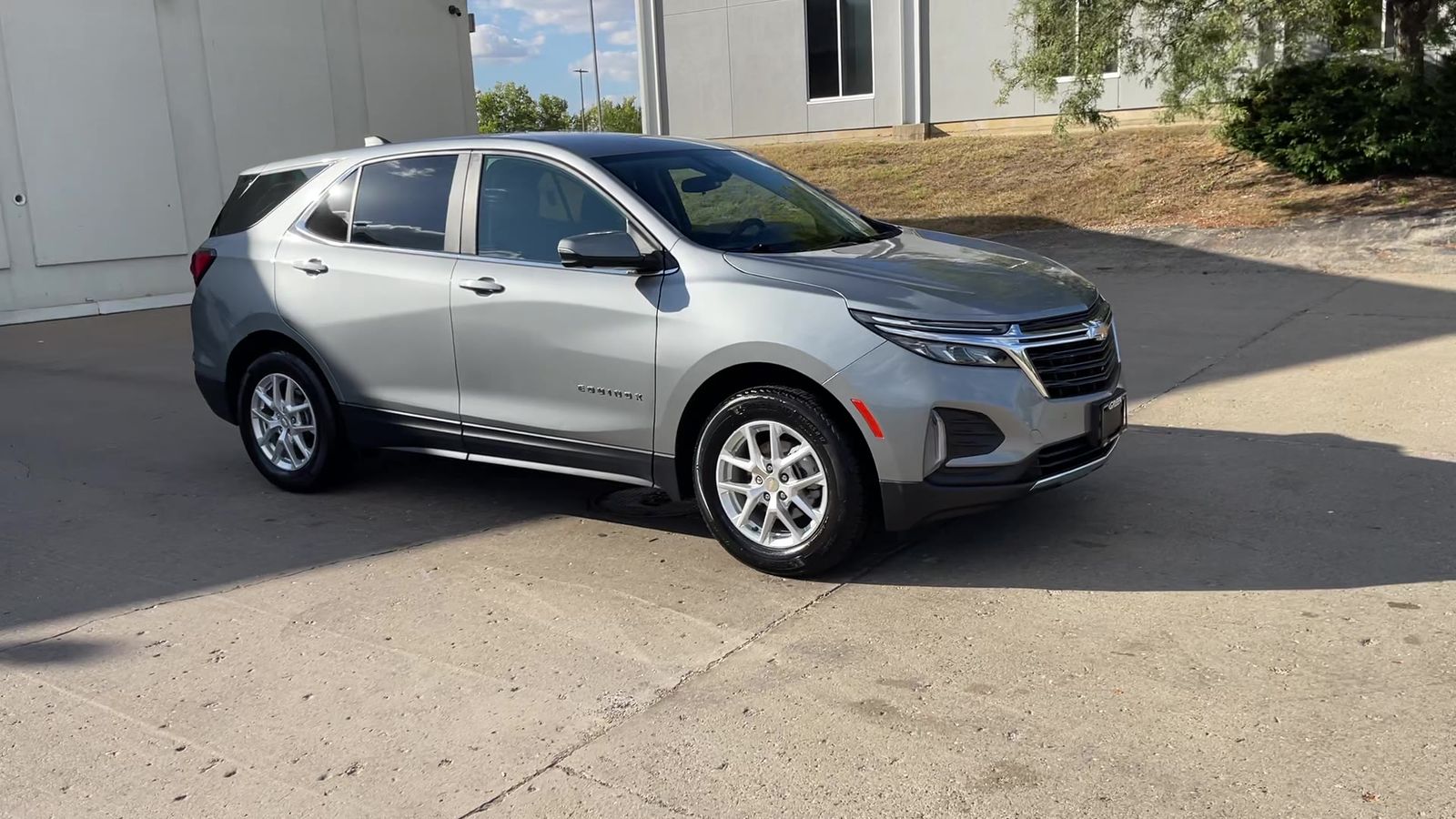 2023 Chevrolet Equinox LT photo 2