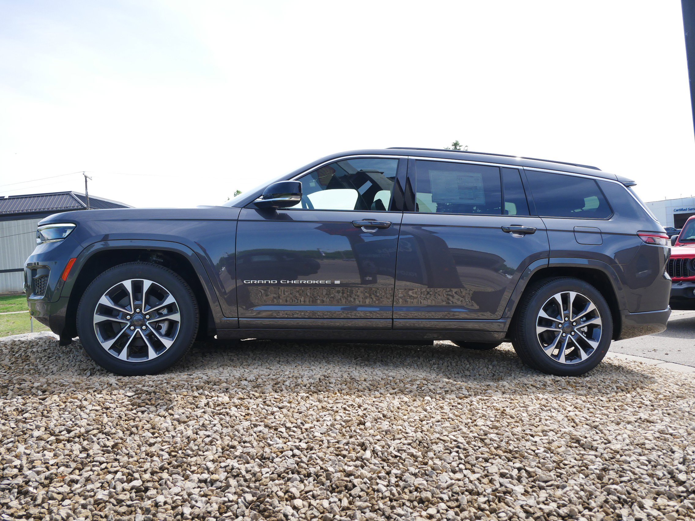 2025 Jeep Grand Cherokee Overland photo 2