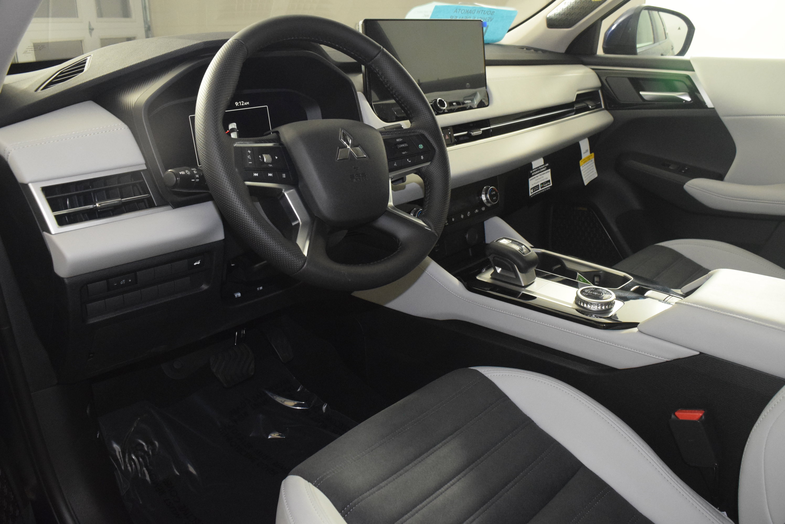 2025 Mitsubishi Outlander SE photo 2
