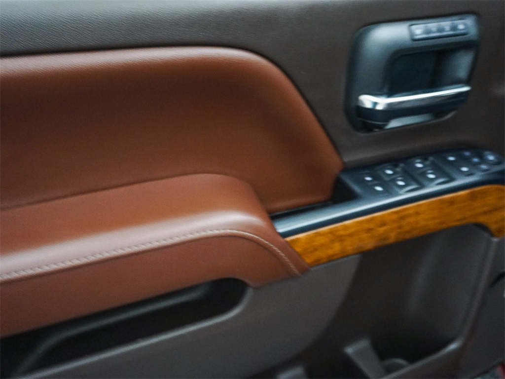 2016 Chevrolet Silverado High Country photo 17