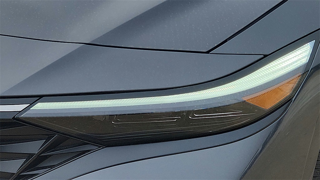 2025 Hyundai Elantra Limited photo 23
