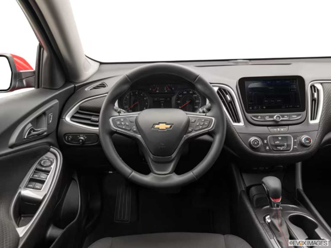 2024 Chevrolet Malibu 1LT photo 2